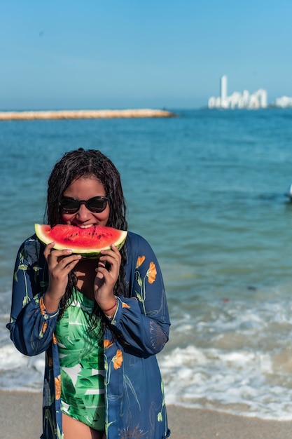 femme américaine africaine, manger, pastèque, plage