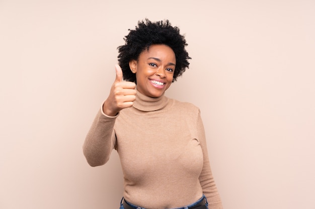 Femme américaine africaine, sur, mur beige