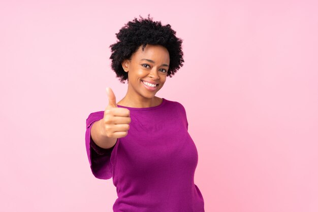 Femme américaine africaine, sur, mur rose