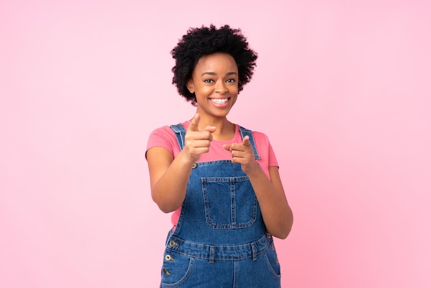 Femme américaine africaine, sur, mur rose