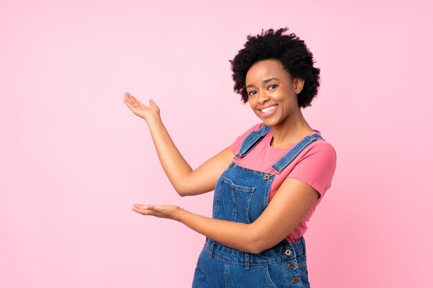 Femme américaine africaine, sur, mur rose