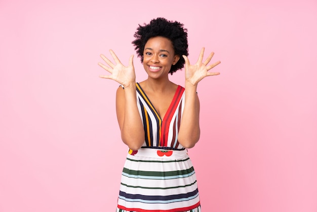 Femme américaine africaine, sur, mur rose