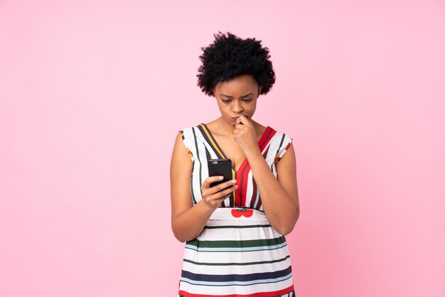 Femme américaine africaine, sur, mur rose