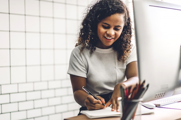 Femme américaine africaine, travailler ordinateur