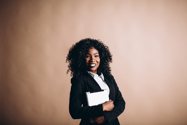 Femme américaine afro avec tablette