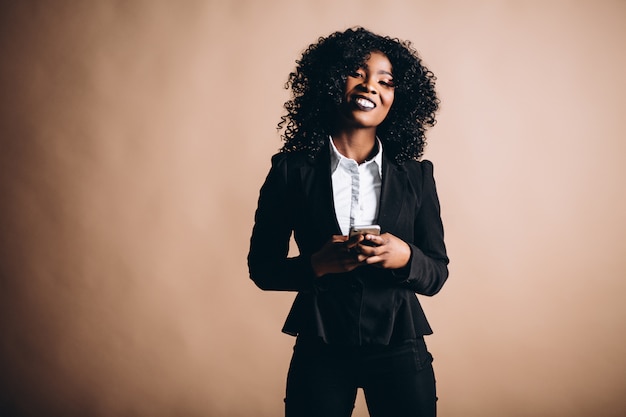 Femme américaine afro avec téléphone