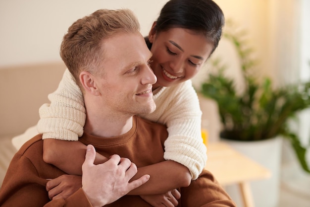 Femme amoureuse étreignant son petit ami