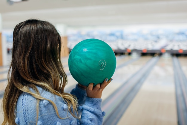 Femme, amusant, jouer, bowling, club