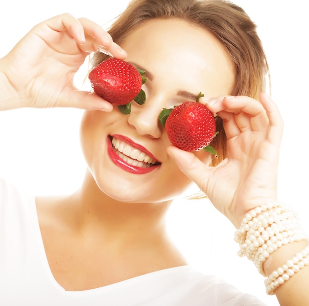 Femme amusante avec fraise sur fond blanc photo en gros plan