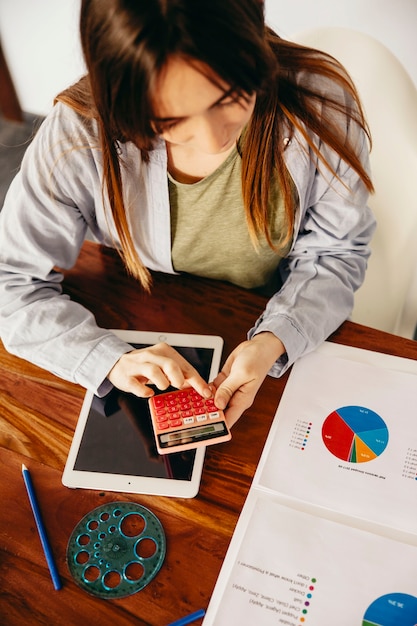 Photo femme analysant les graphiques avec la machine