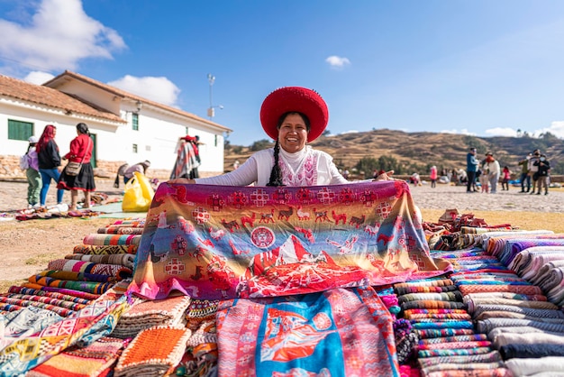 Femme andine travaillant dans la production artisanale traditionnelle de laine Inca.