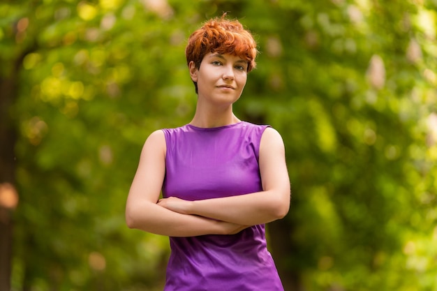 Femme androgyne assurée dans le parc d'été