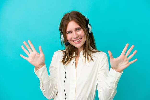 Femme anglaise de télévendeur travaillant avec un casque isolé sur fond bleu comptant dix avec les doigts