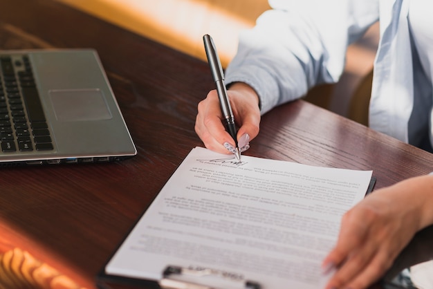 Femme à angle élevé remplissant des documents