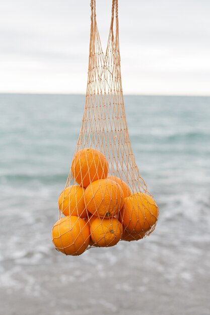 Photo femme anonyme tenant des oranges fraîches