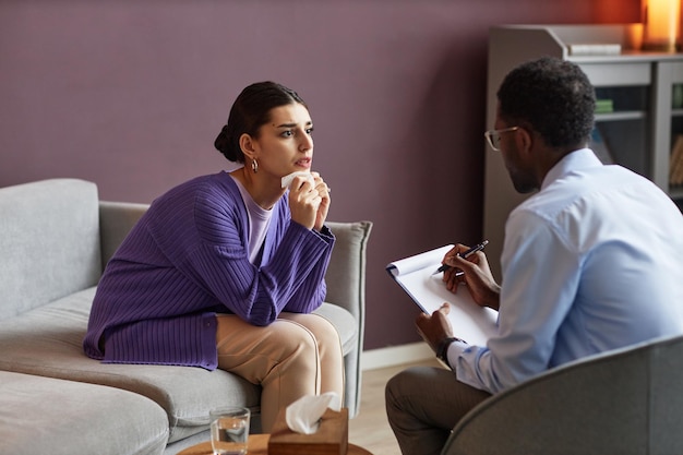 Femme anxieuse au psychologue