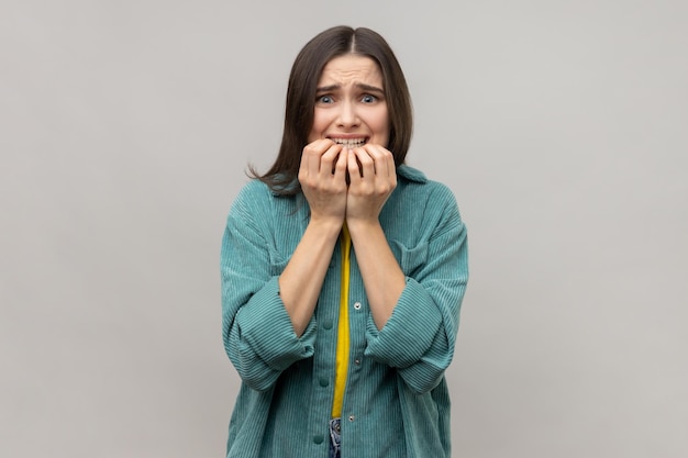 Femme anxieuse nerveuse se rongeant les ongles s'inquiétant des problèmes de mauvaise habitude due au stress et à la dépression