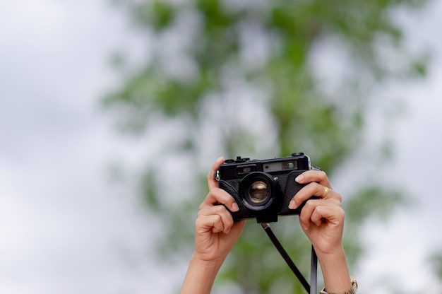 Femme et appareil photo Les photographes prennent des photos avec bonheur.