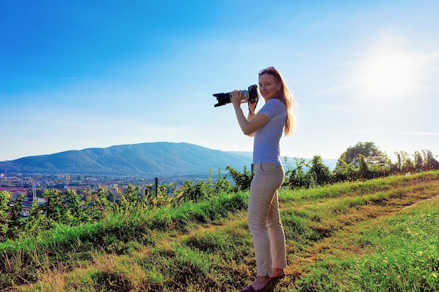 Femme avec appareil photo prenant une photo de Maribor en Slovénie