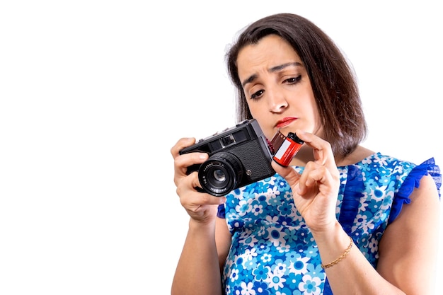 Femme avec appareil photo rétro en studio