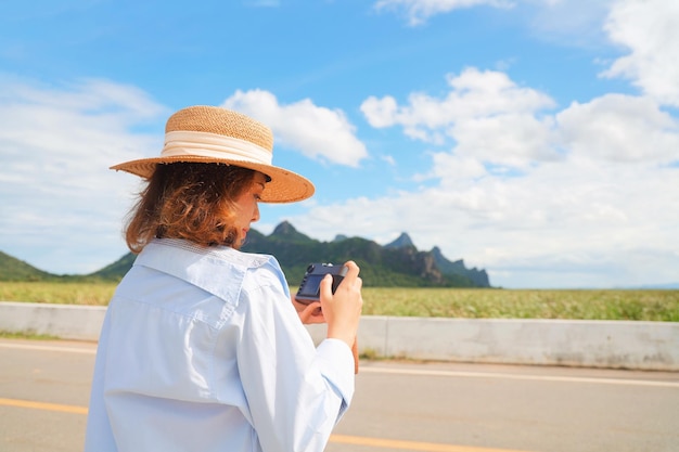 Photo femme avec un appareil photo vintage.