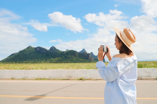 Photo femme avec un appareil photo vintage.