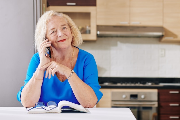 Femme appelant un parent