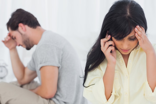 Femme appelant pendant un conflit