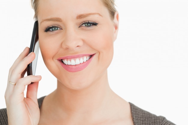 Femme appelant avec un smartphone