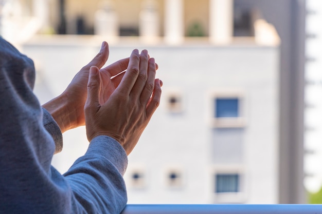 Photo femme applaudissant depuis le balcon