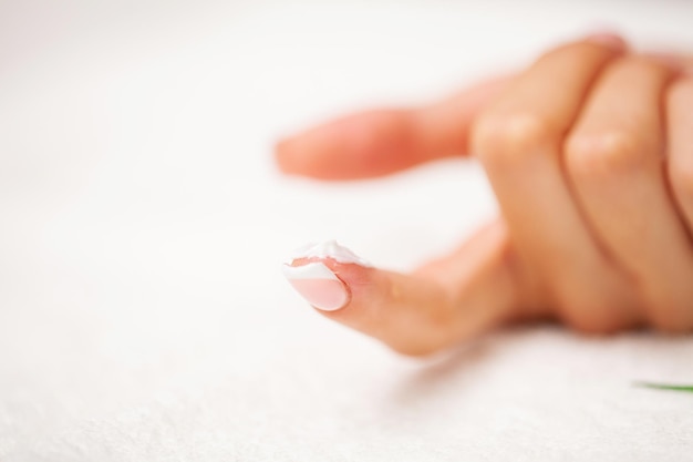 Femme appliquant de la crème pour les mains à la maison agrandi