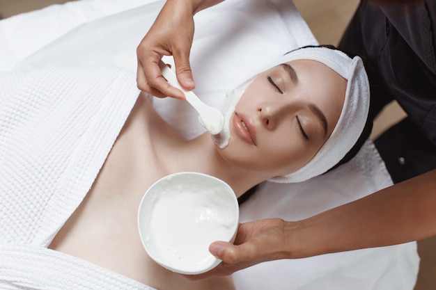 Photo femme appliquant un masque d'alginate cosmétique