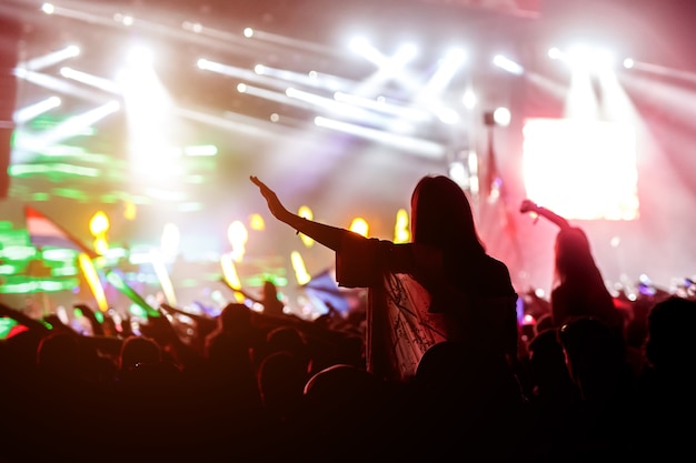 Femme appréciant le concert du festival de musique