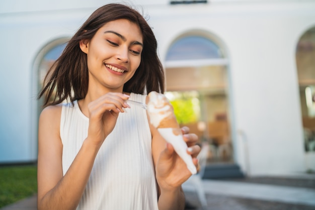 Femme appréciant et mangeant une glace.