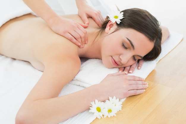 Femme appréciant le massage du dos au spa beauté