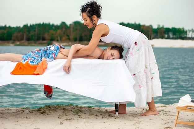 Femme appréciant le massage thaï traditionnel