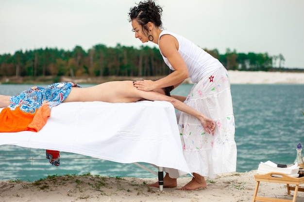 Femme appréciant le massage thaï traditionnel