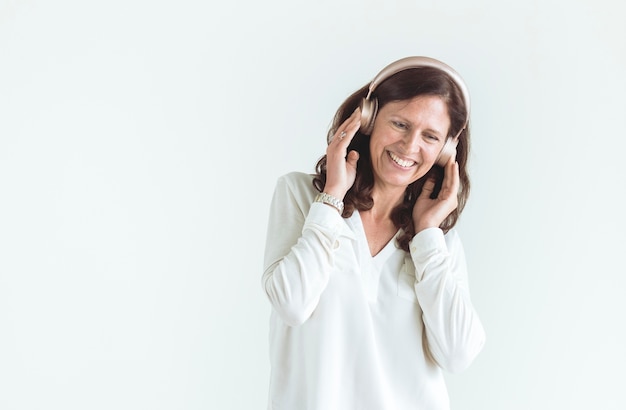 Femme appréciant la musique isolée