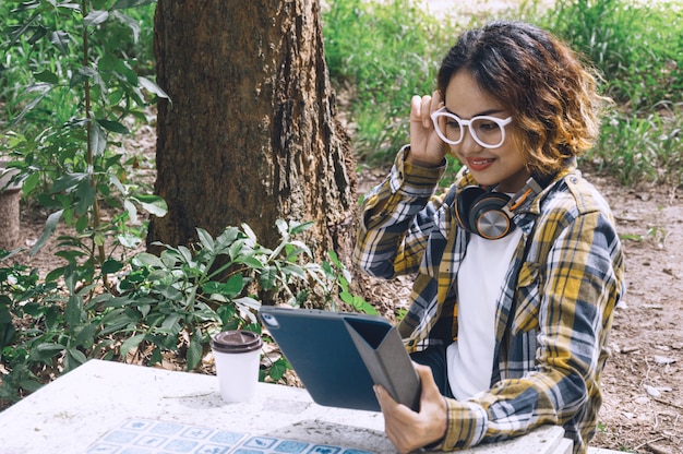 Femme appréciant la musique de sa tablette