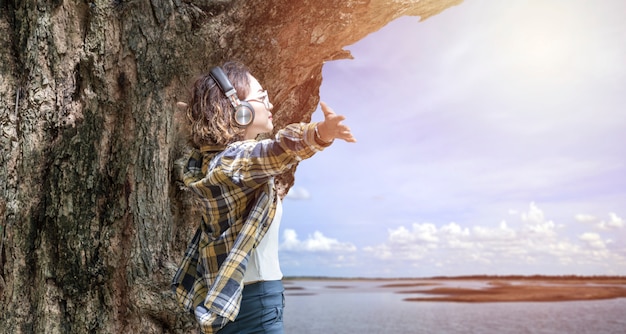 Femme appréciant la musique en saison estivale