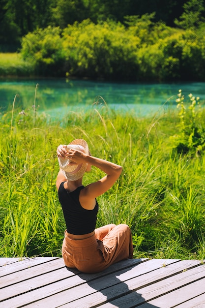 Femme appréciant la nature verte à l'extérieur de la réserve naturelle en Slovénie europe personnes dans la nature