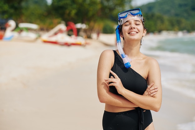 Femme appréciant la plongée en apnée