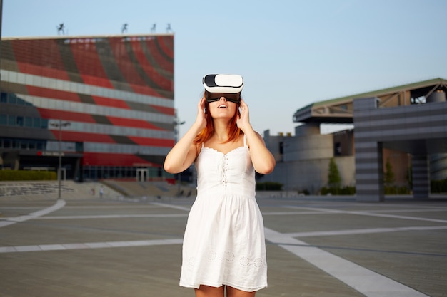 Femme appréciant la réalité virtuelle