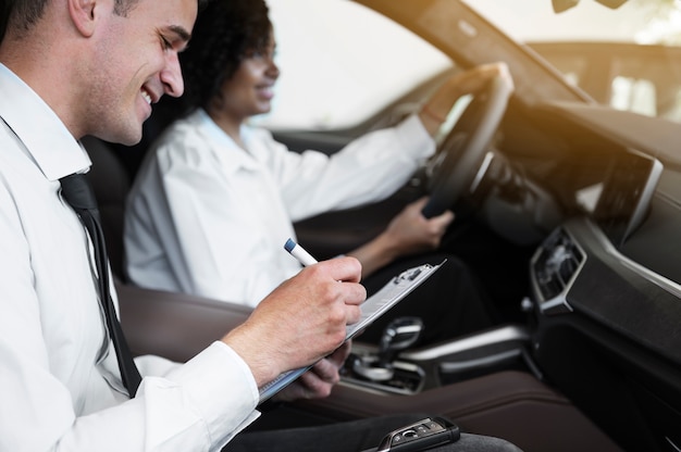 Photo femme appréciant son indépendance financière tout en achetant une voiture