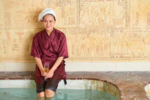 Femme Appréciant Le Temps Au Spa