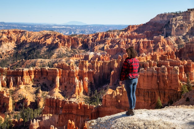 Femme appréciant la vue d'un paysage américain au cours d'une journée ensoleillée