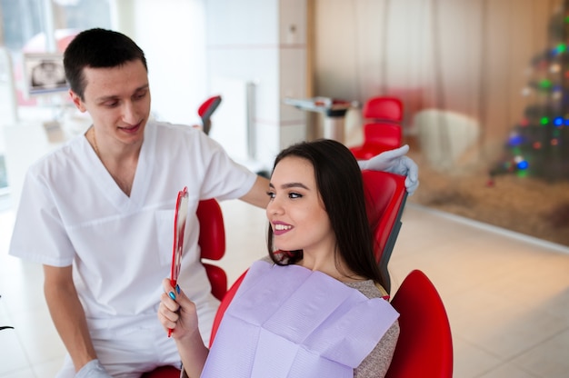 La femme apprécie l'excellent travail du dentiste