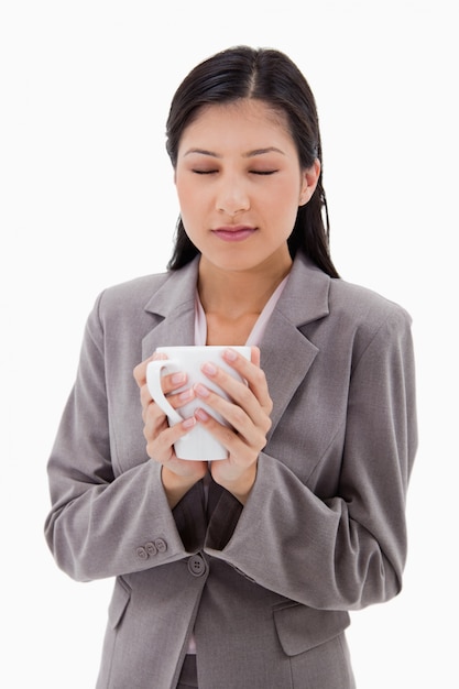 Femme apprécie l&#39;odeur de son café frais