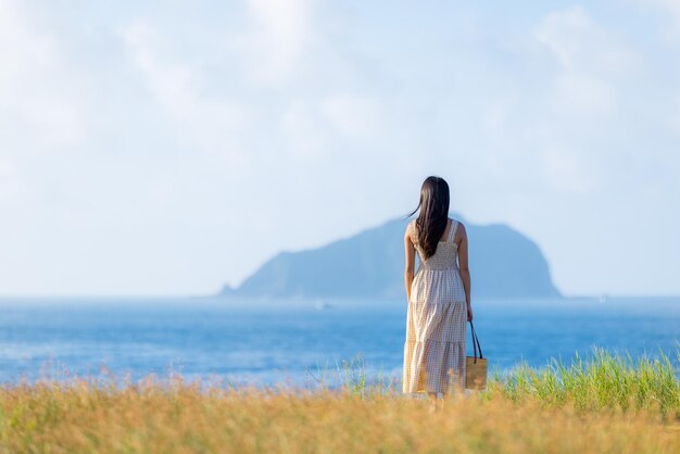 La femme apprécie la vue sur la mer