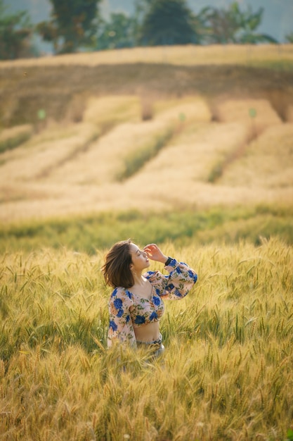 Femme, apprécier, nature, ferme, champ